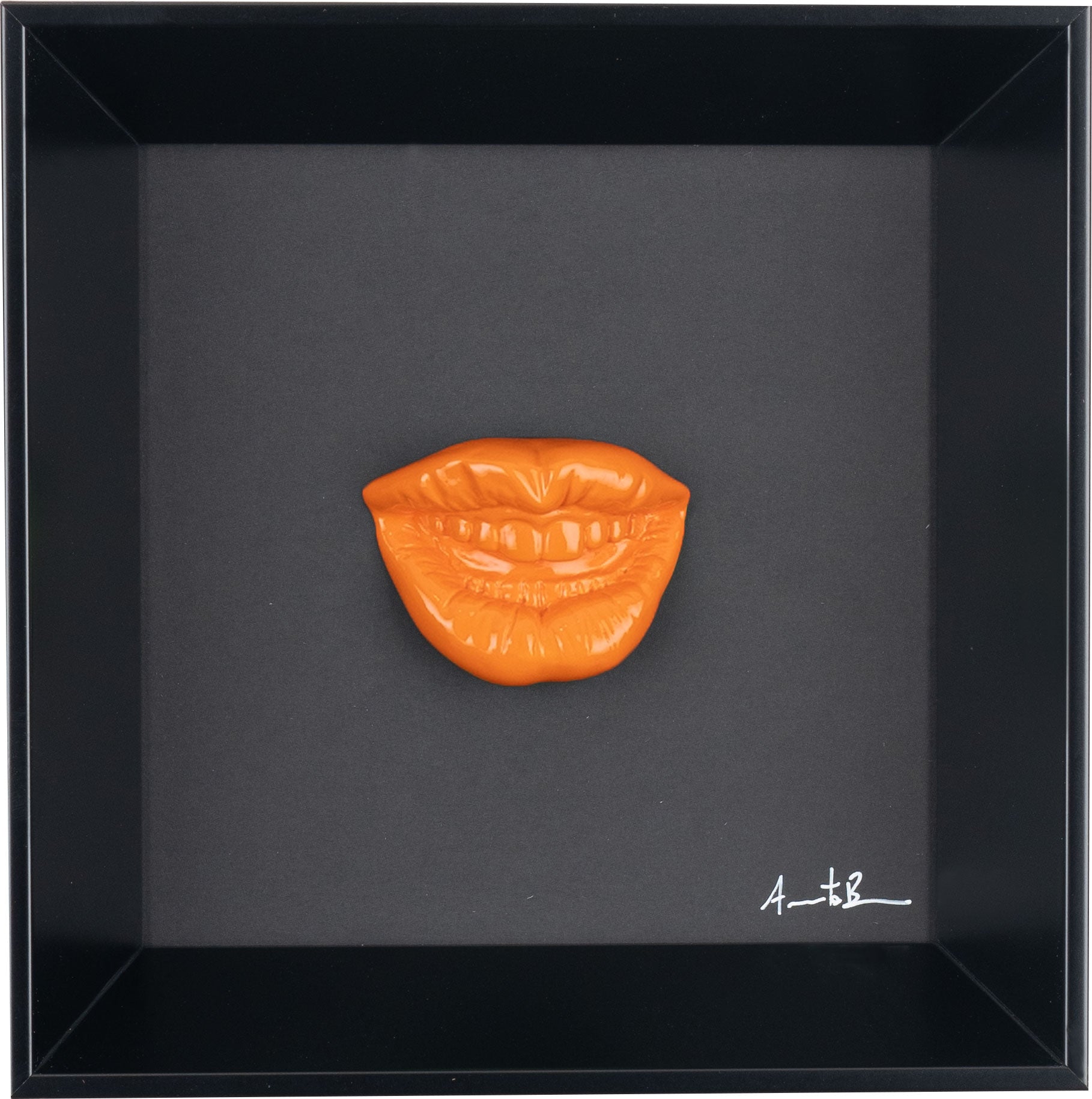 ‘A resata - scultura in resina colorata lucida su quadro fondo nero (vers. 19x19)