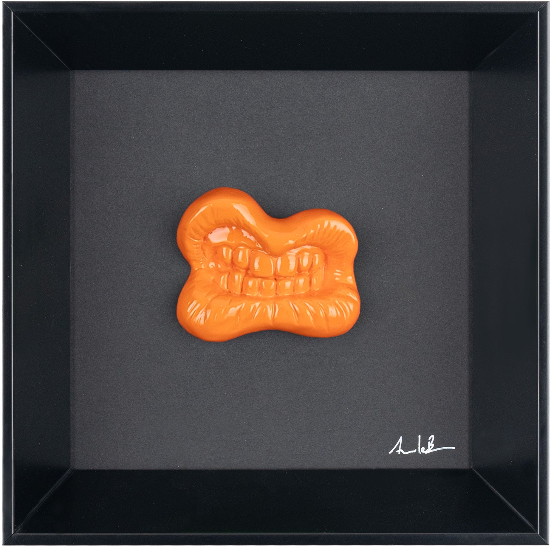 ‘E mazzate - scultura in resina colorata lucida su quadro fondo nero (vers. 19x19)