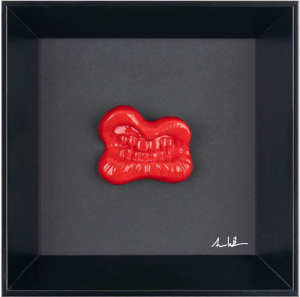 ‘E mazzate - scultura in resina colorata lucida su quadro fondo nero (vers. 19x19)