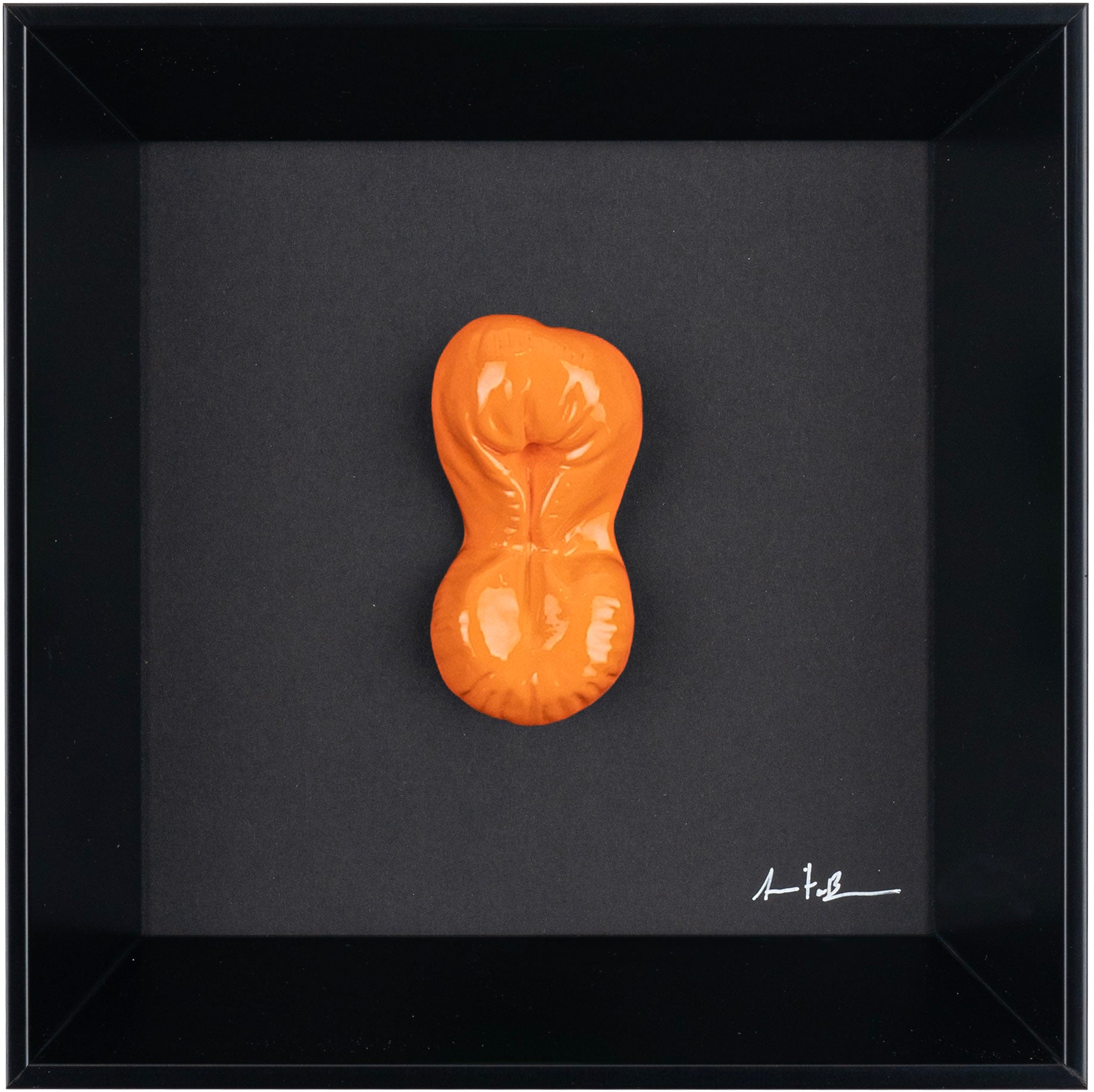 ‘A peccerella. - scultura in resina colorata lucida su quadro fondo nero (vers. 19x19)