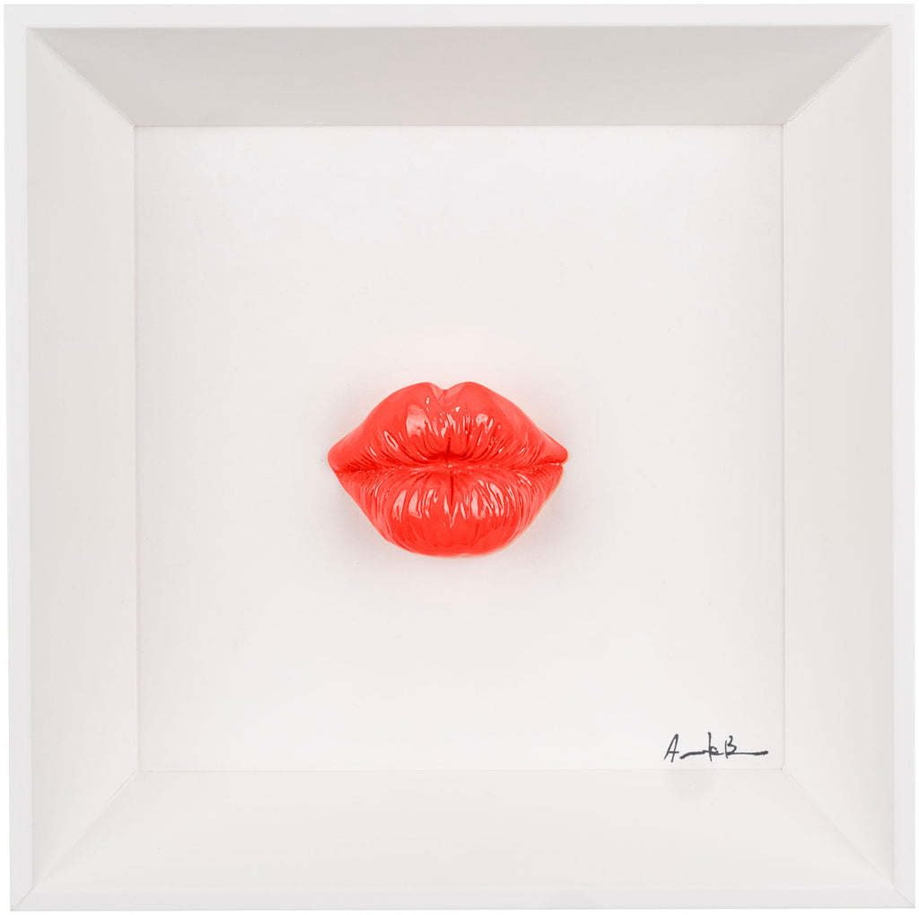 ‘O bacio - scultura in resina colorata lucida su quadro fondo bianco (vers. 19x19)