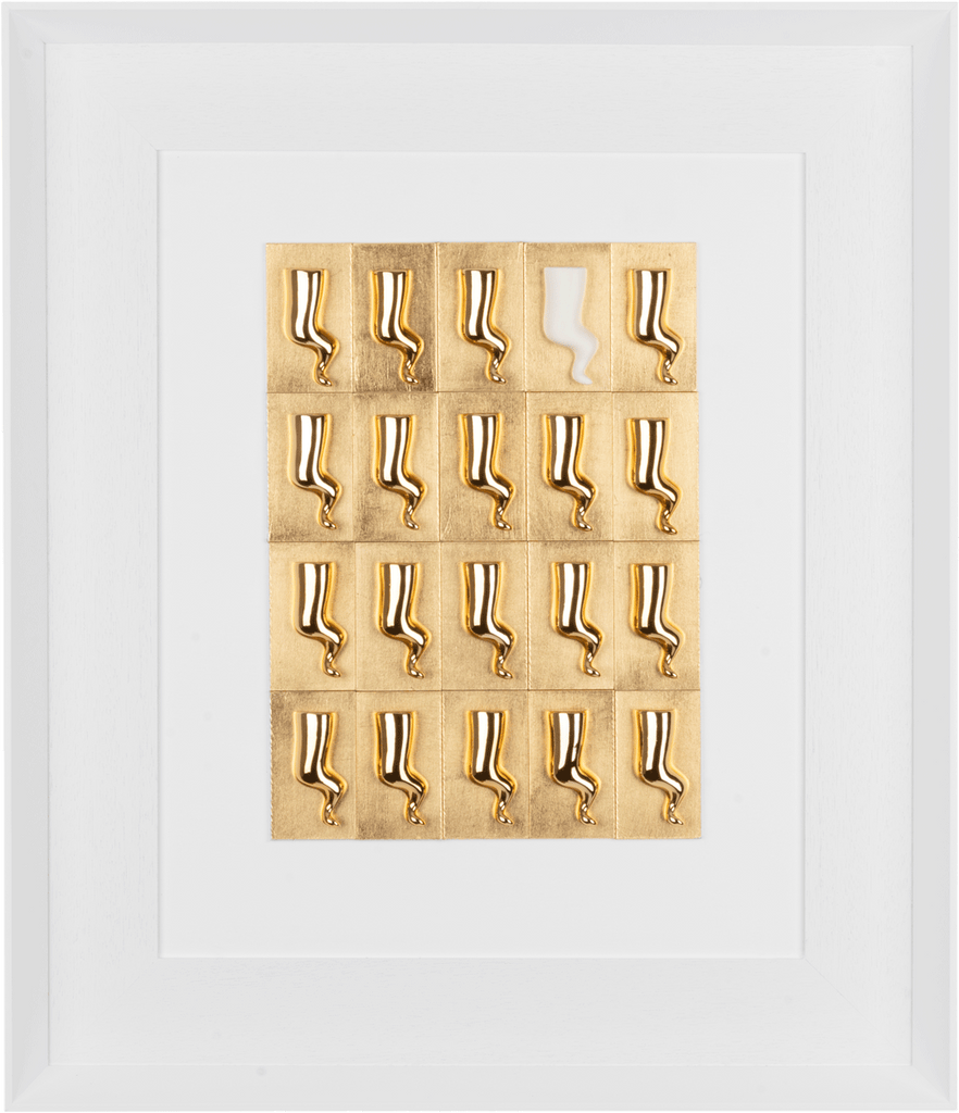 Multicorni - quadro con sculture in resina cromata e uno bianco su cartoncini oro foglia su fondo bianco (vers.60x70)