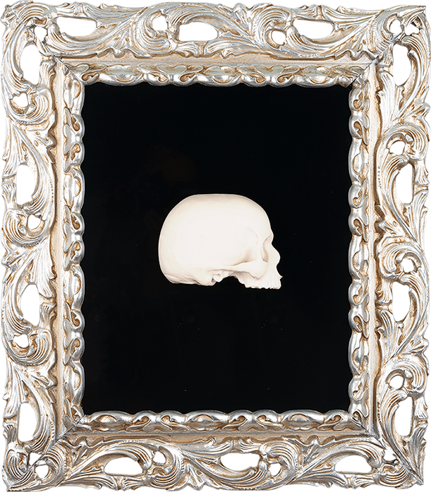 'E capuzzelle, il Culto delle Anime Pezzentelle - Teschio in resina bianca su vetro nero in cornice artigianale italiana