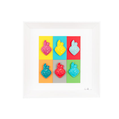 Multi L'atu Core - sculture in resina colorata su cartoncini colorati in quadro fondo bianco (vers. 30x30)