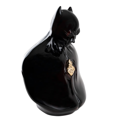 Batman - scultura in resina trasparente nero con cuore in resina cromata oro (vers.40x25 cm)