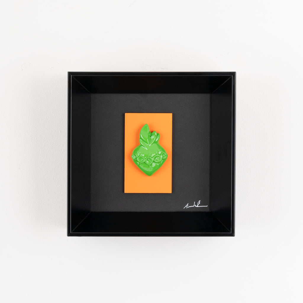 L'atu Core - scultura in resina colorata su cartoncino colorato in quadro fondo nero (vers. 19x19)