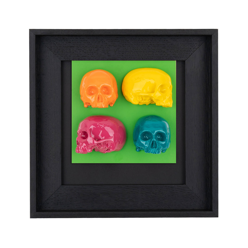 'E capuzzelle, il Culto delle Anime Pezzentelle - Teschi in sculture di resina colorata su cartoncini colorati su fondo nero in cornice artigianale italiana (vers.30x30)