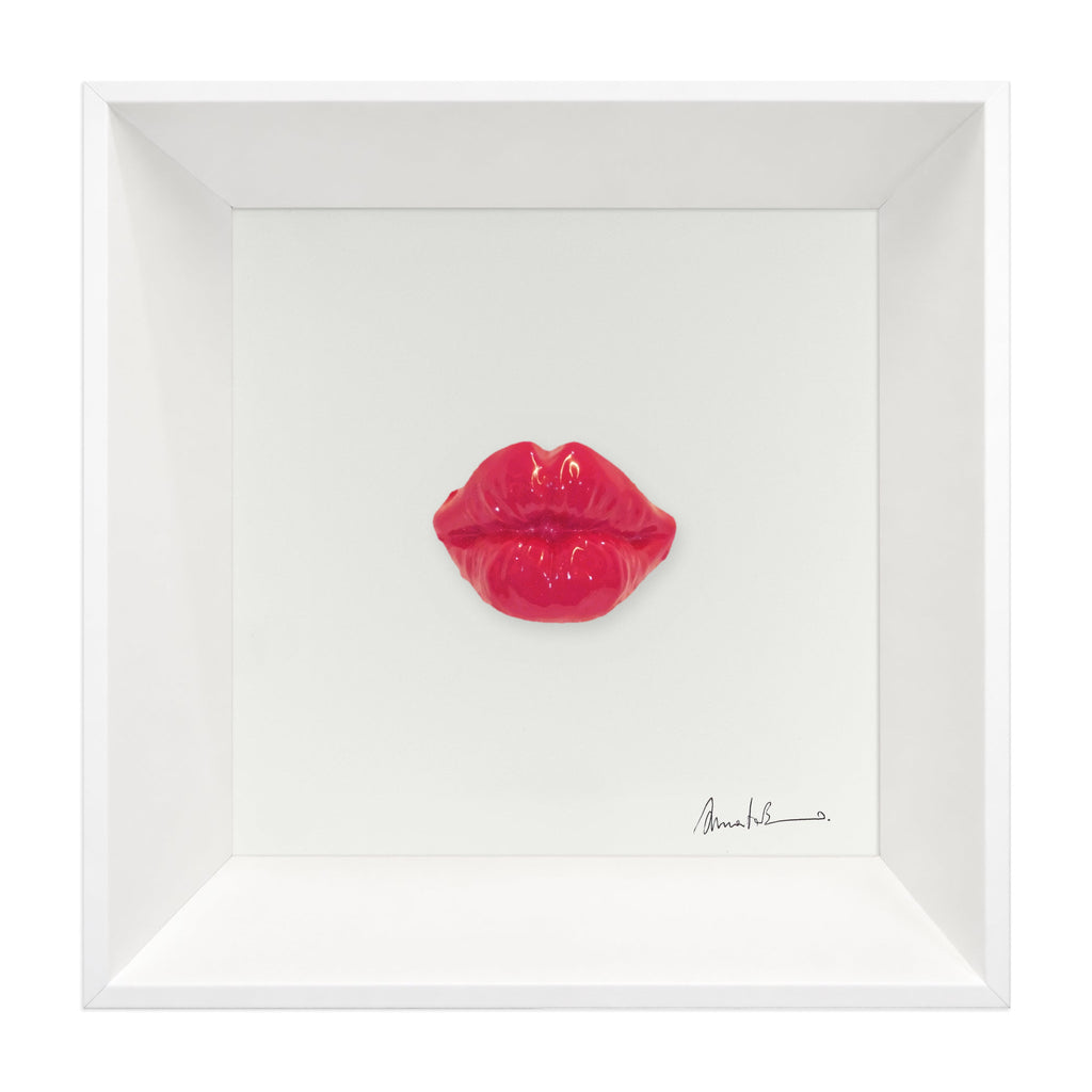 ‘O bacio - scultura in resina colorata lucida su quadro fondo bianco (vers. 19x19)