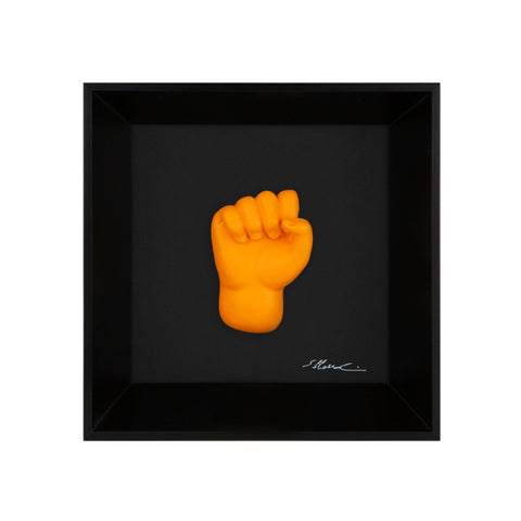 'A carocchia - il linguaggio delle mani con scultura in resina su quadro fondo nero con cornice artigianale italiana
