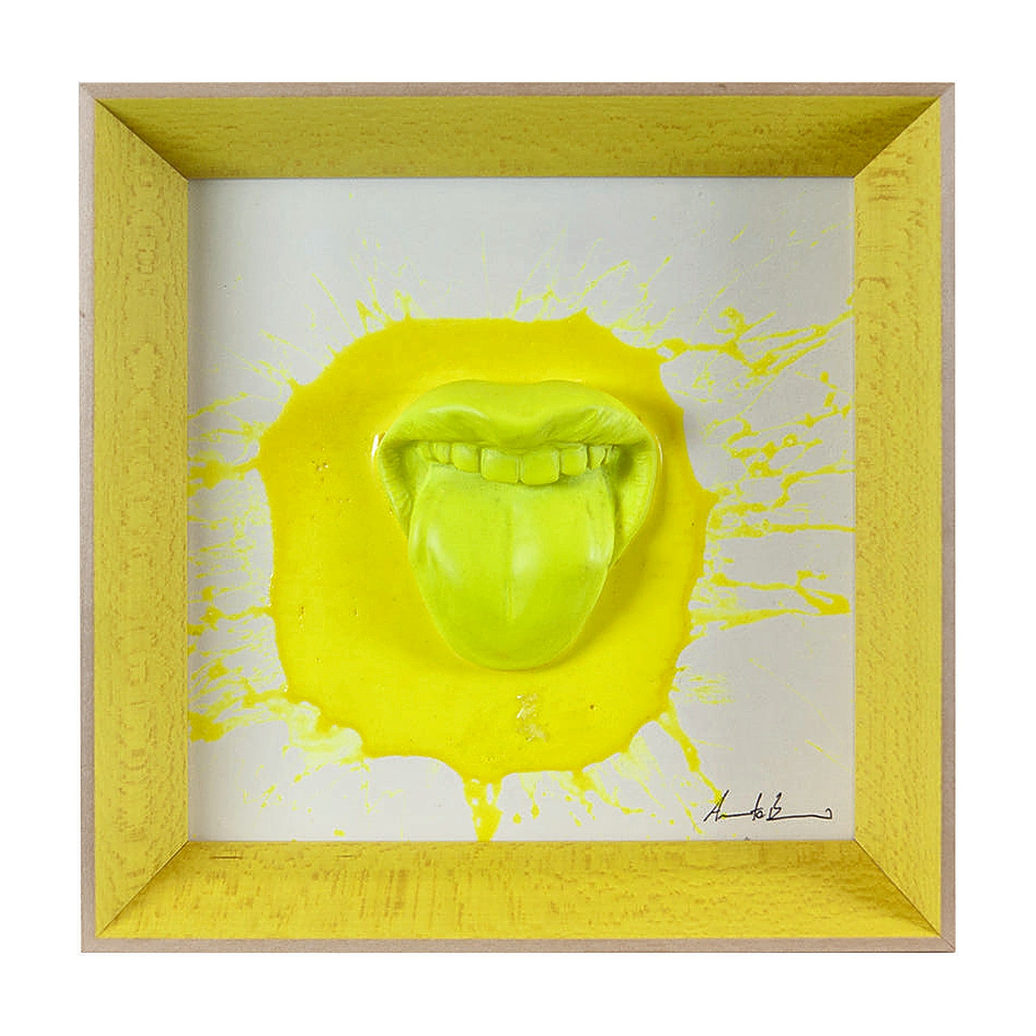 ‘A lingua - scultura in resina colorata gialla lucida fluo fondo bianco