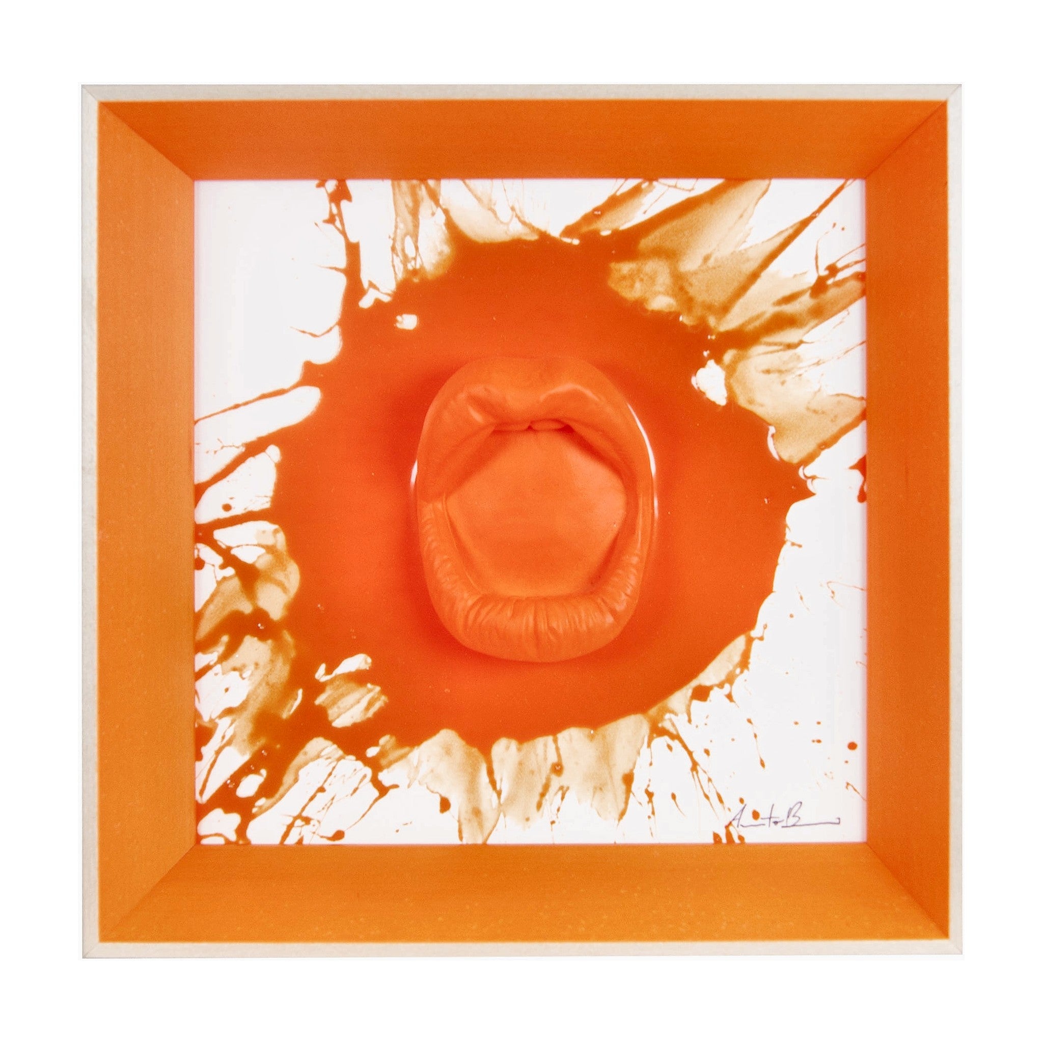 ‘A maraviglia - scultura in resina colorata arancione fluo lucido fondo bianco