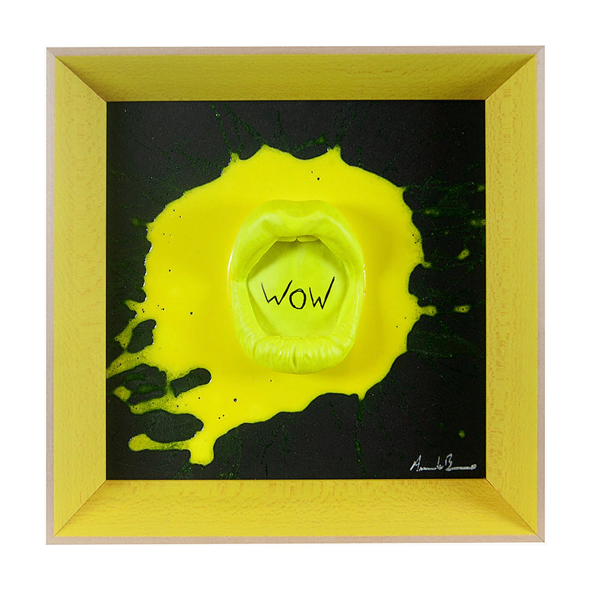 ‘A maraviglia - scultura in resina colorata gialla fluo lucido fondo nero "WOW"