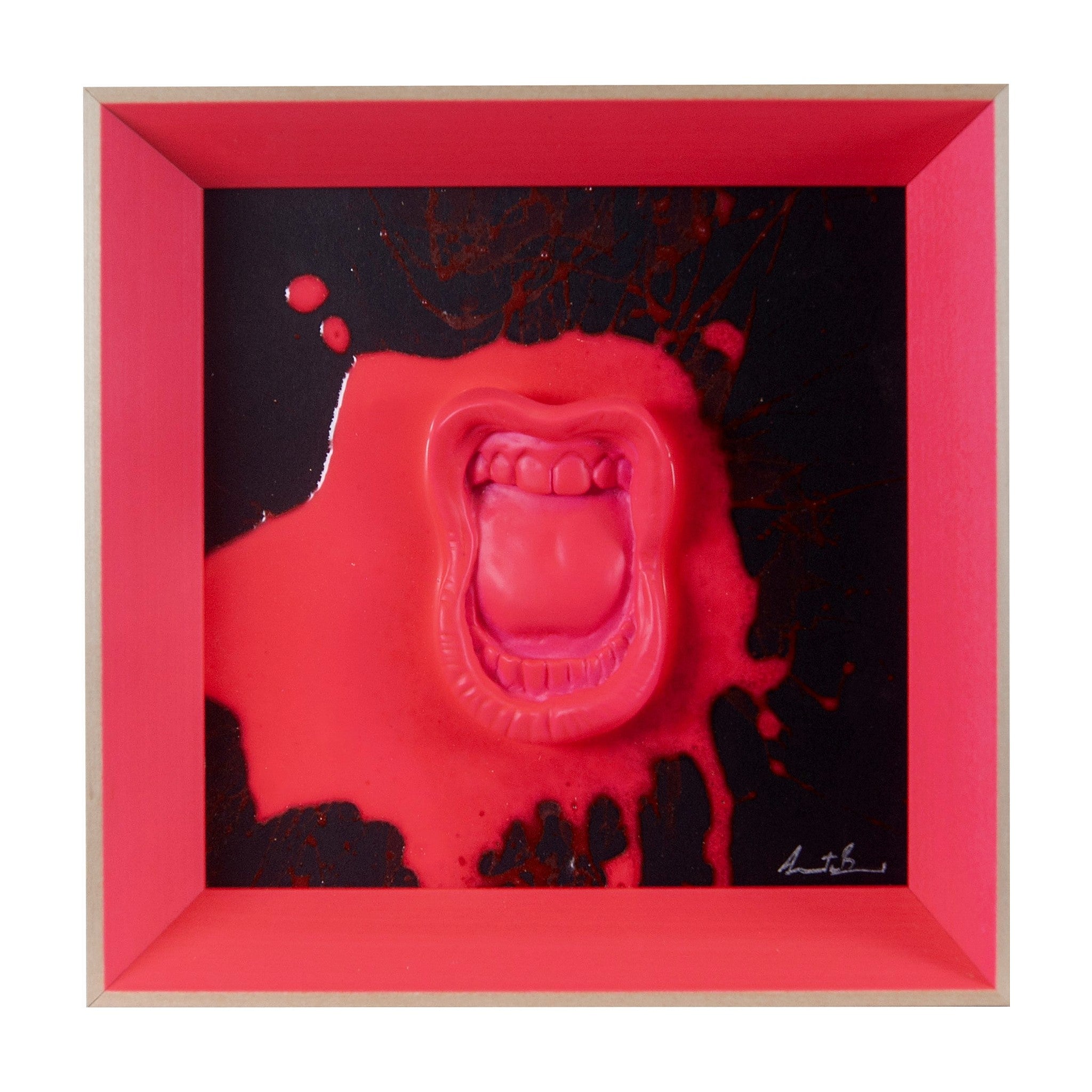 ‘A paura - scultura in resina colorata lucida fuchsia fluo fondo nero