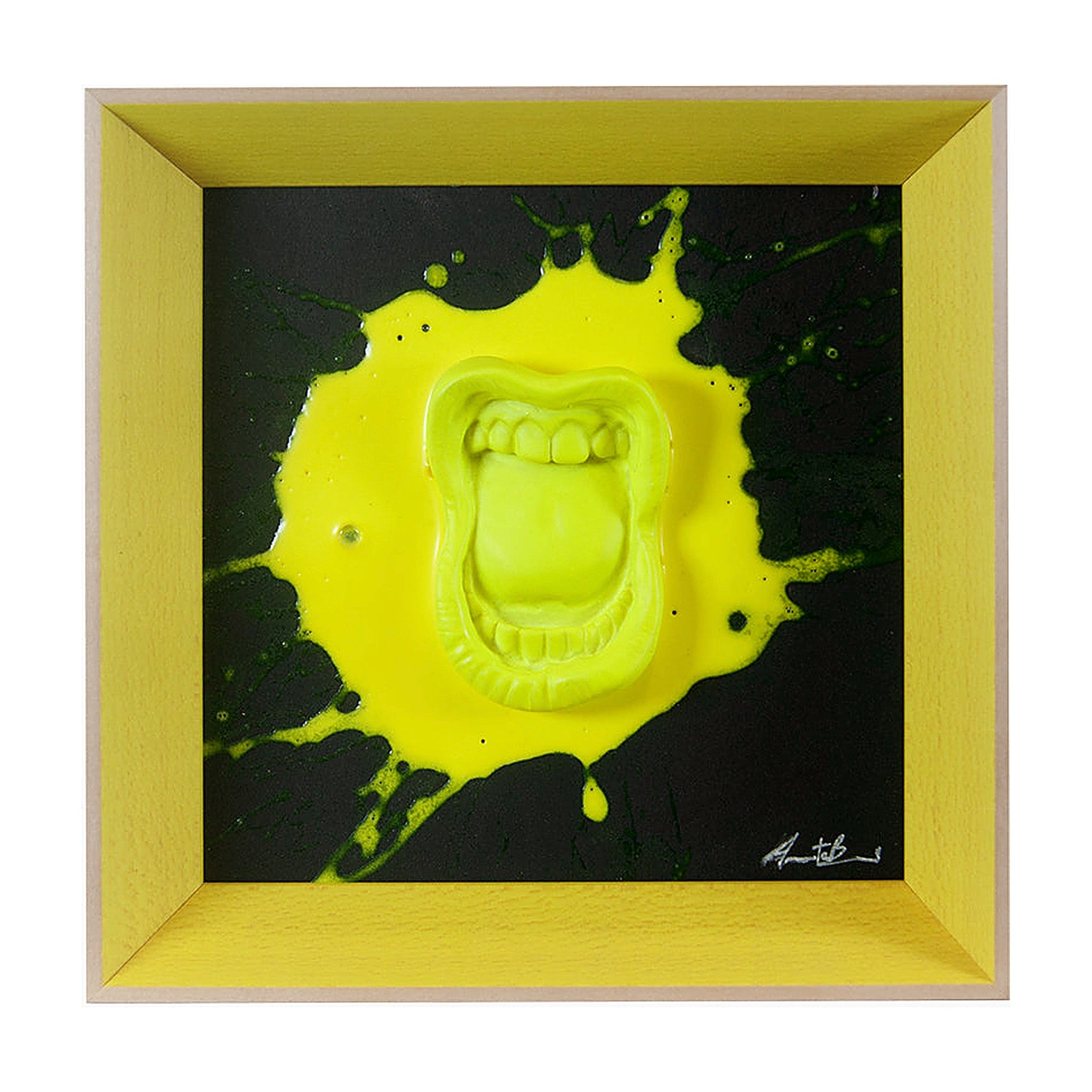 ‘A paura - scultura in resina colorata lucida gialla fluo fondo nero