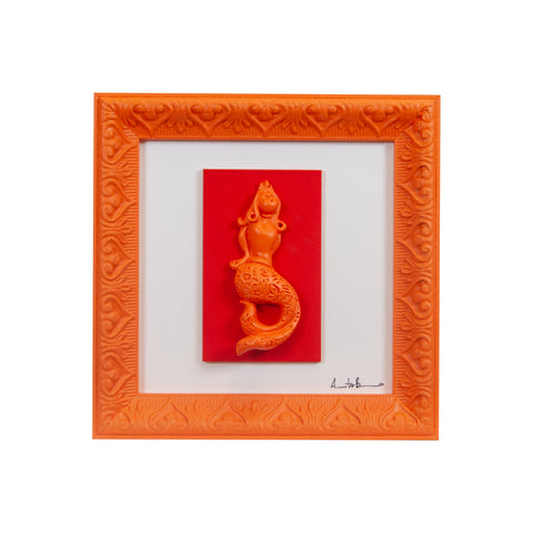 Regina Partenope - scultura in resina colorata arancio della sirena Regina Partenope su cartoncino rosso in cornice artigianale italiana