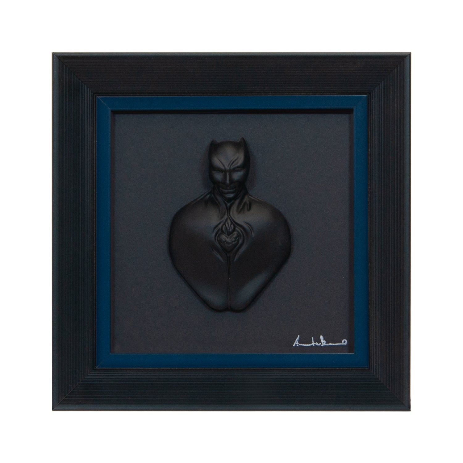 Man in black-scultura in resina opaca con bordo blu scuro in quadro fondo nero