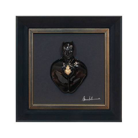 Man in black-scultura in resina trasparente con bordo oro in quadro fondo nero