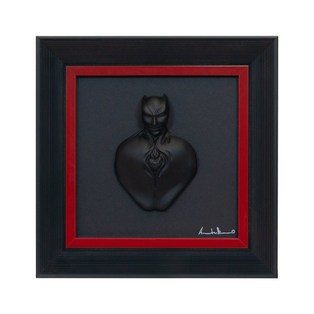 Man in black-scultura in resina opaca con bordo rosso in quadro fondo nero