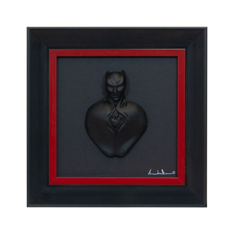 Man in black-scultura in resina opaca con bordo rosso in quadro fondo nero