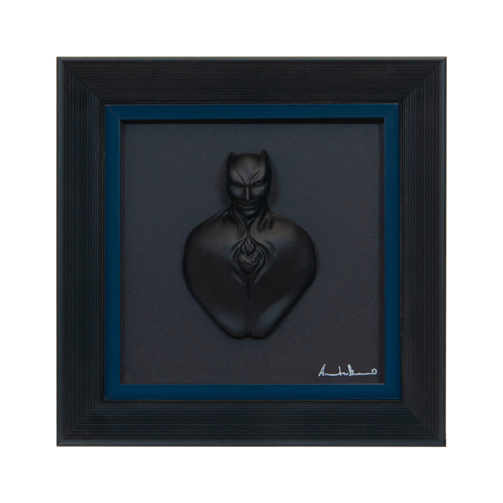 Man in black-scultura in resina opaca con bordo blu scuro in quadro fondo nero