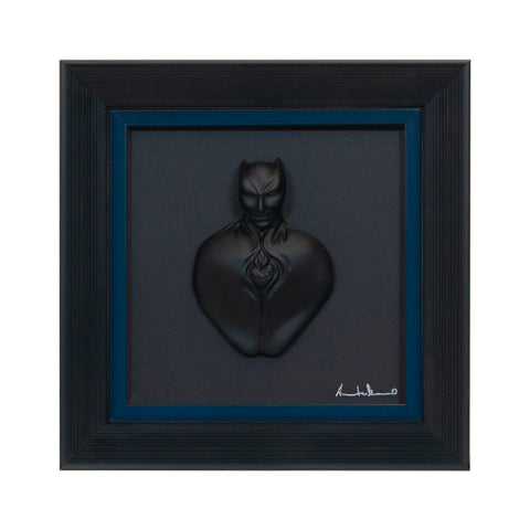 Man in black-scultura in resina opaca con bordo blu scuro in quadro fondo nero