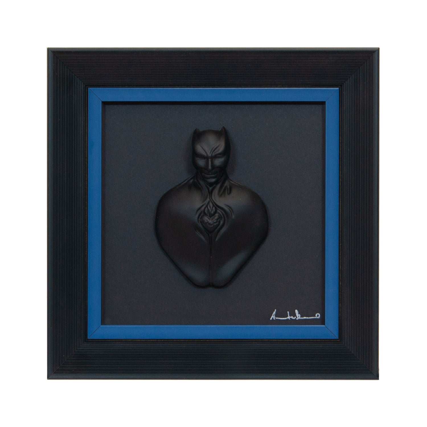Man in black-scultura in resina opaca con bordo blu chiaro in quadro fondo nero