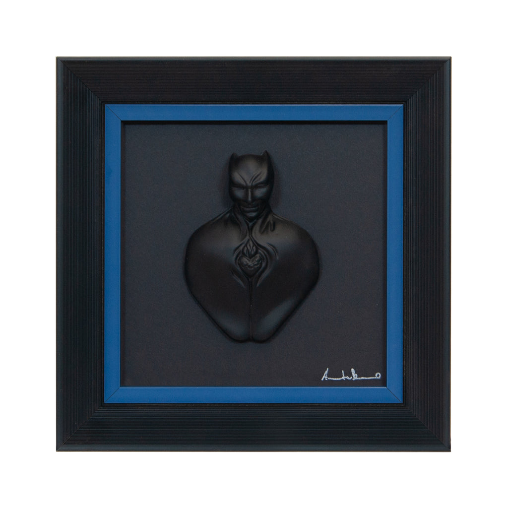 Man in black-scultura in resina opaca con bordo blu chiaro in quadro fondo nero