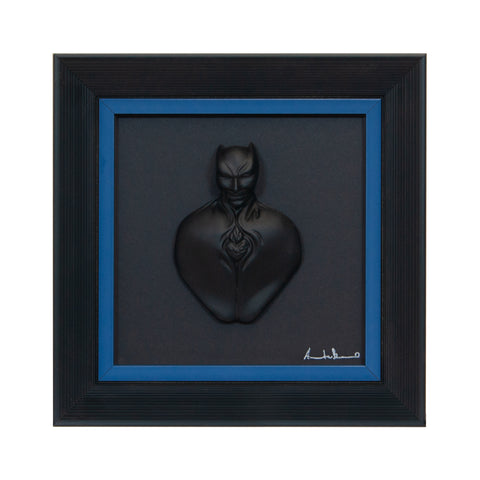 Man in black-scultura in resina opaca con bordo blu chiaro in quadro fondo nero