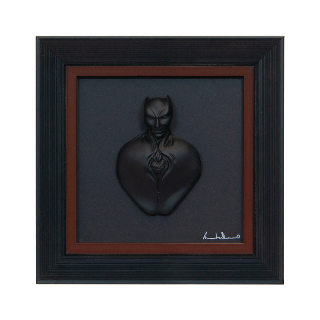 Man in black-scultura in resina opaca con bordo marrone in quadro fondo nero
