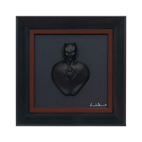 Man in black-scultura in resina opaca con bordo marrone in quadro fondo nero