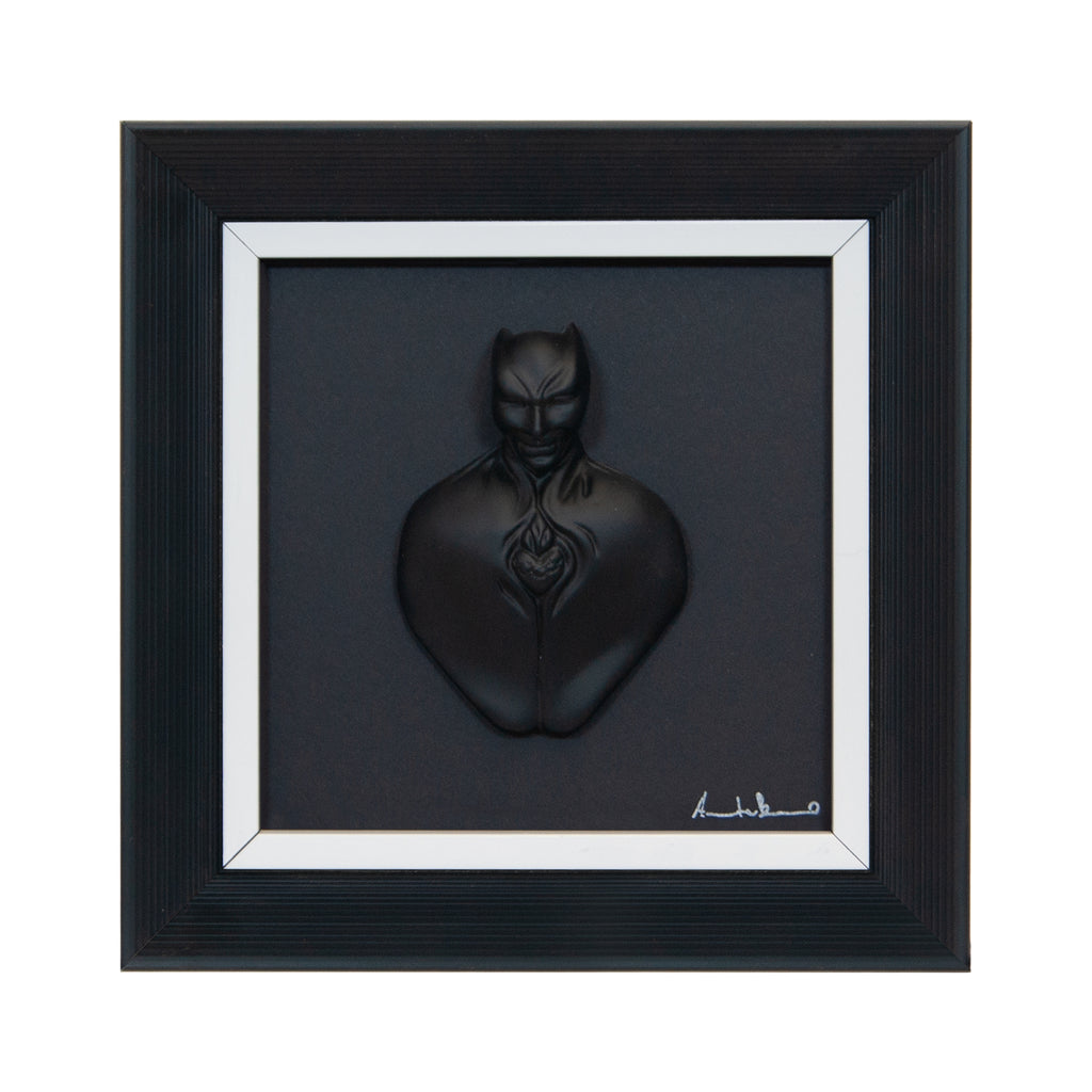 Man in black-scultura in resina opaca con bordo bianco in quadro fondo nero