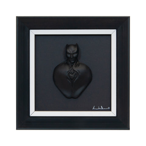 Man in black-scultura in resina opaca con bordo bianco in quadro fondo nero