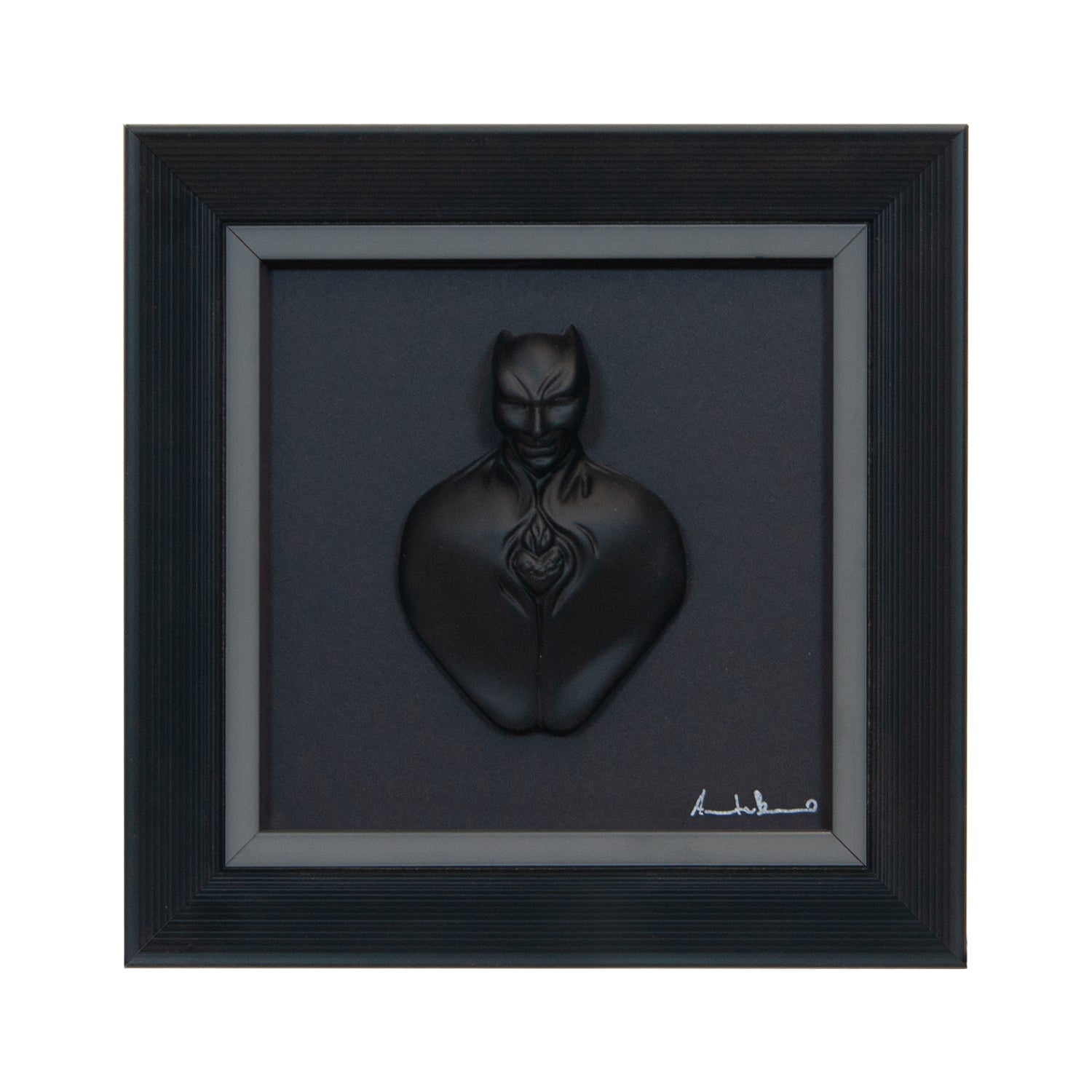 Man in black-scultura in resina opaca con bordo grigio in quadro fondo nero
