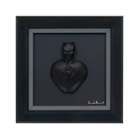 Man in black-scultura in resina opaca con bordo grigio in quadro fondo nero