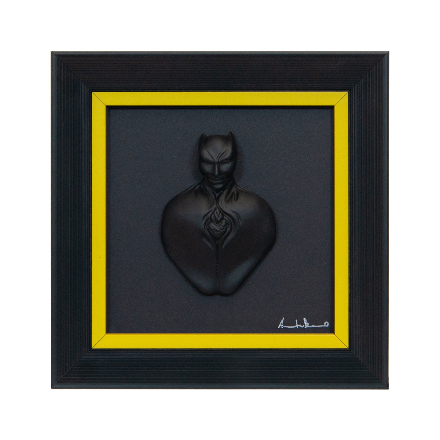 Man in black-scultura in resina opaca con bordo giallo in quadro fondo nero