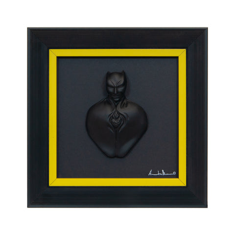 Man in black-scultura in resina opaca con bordo giallo in quadro fondo nero