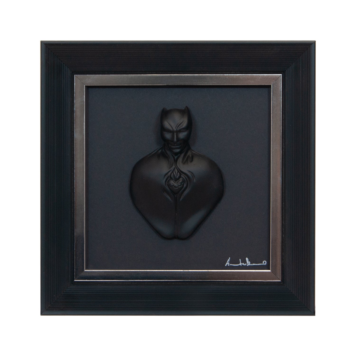 Man in black-scultura in resina opaca con bordo argento in quadro fondo nero