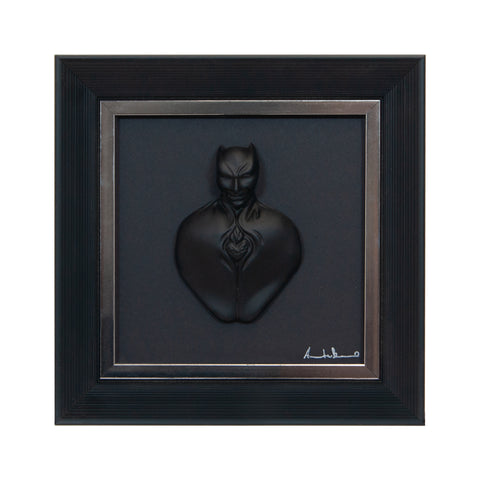 Man in black-scultura in resina opaca con bordo argento in quadro fondo nero
