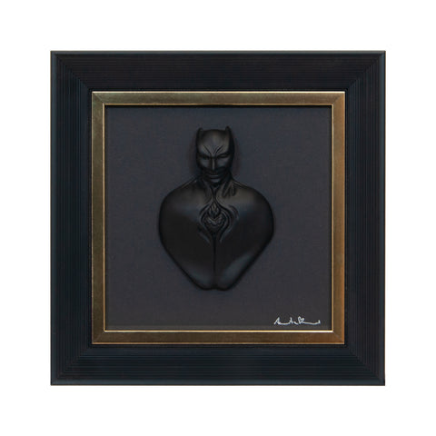 Man in black-scultura in resina opaca con bordo oro in quadro fondo nero