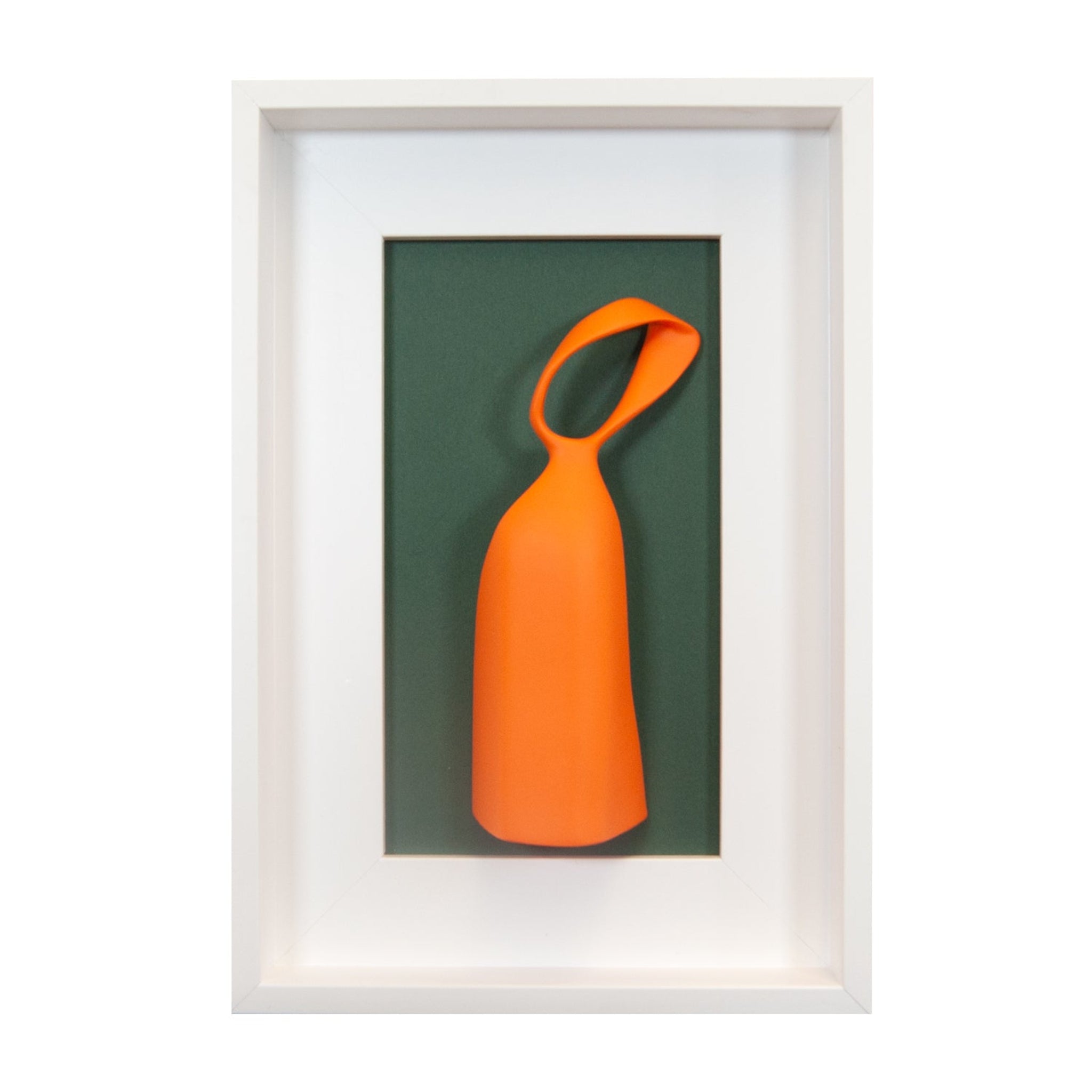 Fides qua - scultura in resina colorata arancio su quadro fondo bianco