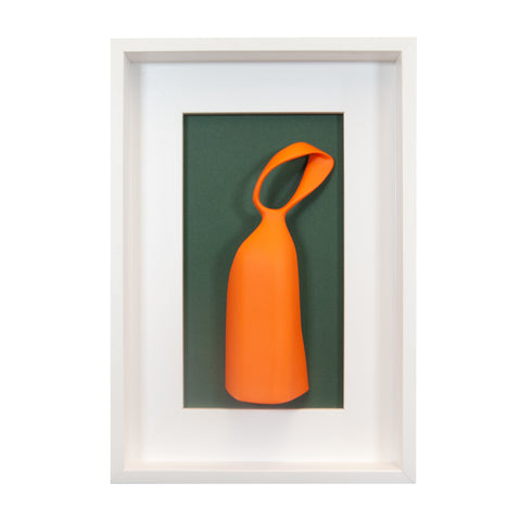 Fides qua - scultura in resina colorata arancio su quadro fondo bianco