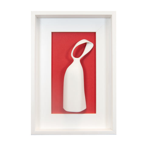 Fides qua - scultura in resina colorata bianca su quadro fondo bianco