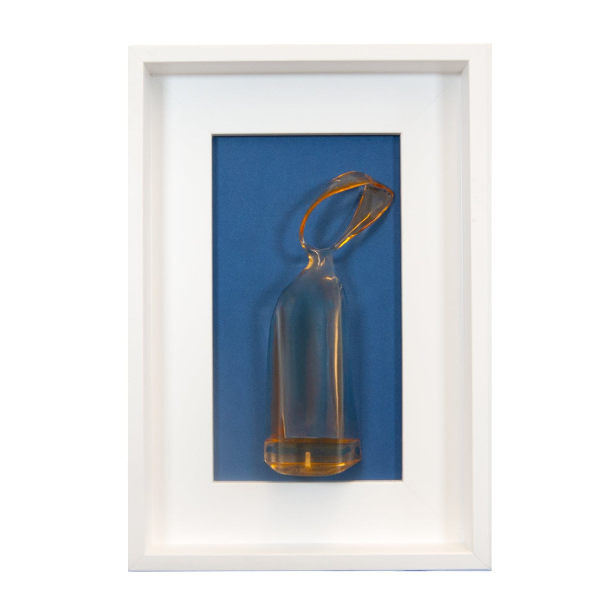 Fides qua - scultura in resina colorata giallo trasparente su quadro fondo bianco
