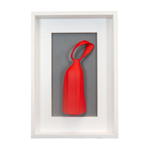 Fides qua - scultura in resina colorata rossa su quadro fondo bianco