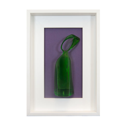 Fides qua - scultura in resina colorata verde trasparente su quadro fondo bianco
