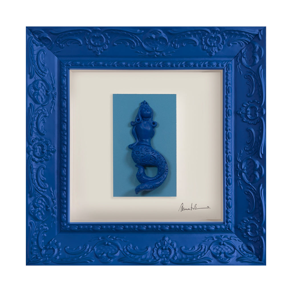Regina Partenope - scultura in resina colorata blu della sirena Regina Partenope su cartoncino azzurra in cornice artigianale italiana