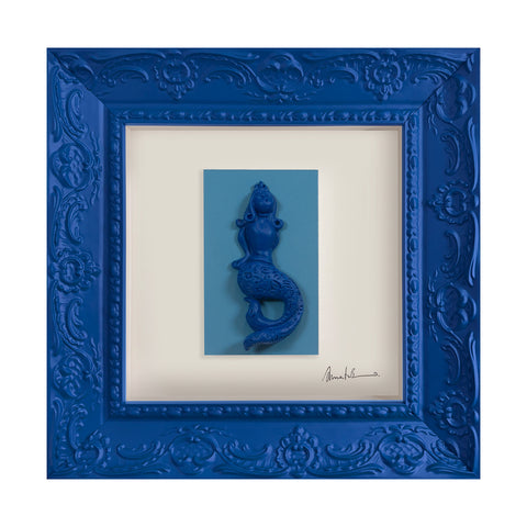 Regina Partenope - scultura in resina colorata blu della sirena Regina Partenope su cartoncino azzurra in cornice artigianale italiana