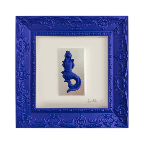 Regina Partenope - scultura in resina colorata blu della sirena Regina Partenope su cartoncino argento foglia in cornice artigianale italiana