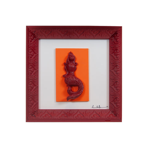 Regina Partenope - scultura in resina colorata bordeaux della sirena Regina Partenope su cartoncino arancio in cornice artigianale italiana