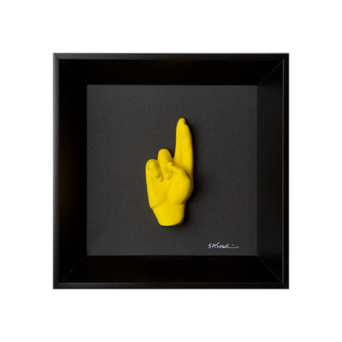 Buscìa - il linguaggio delle mani con scultura in resina su quadro fondo nero e cornice artigianale italiana
